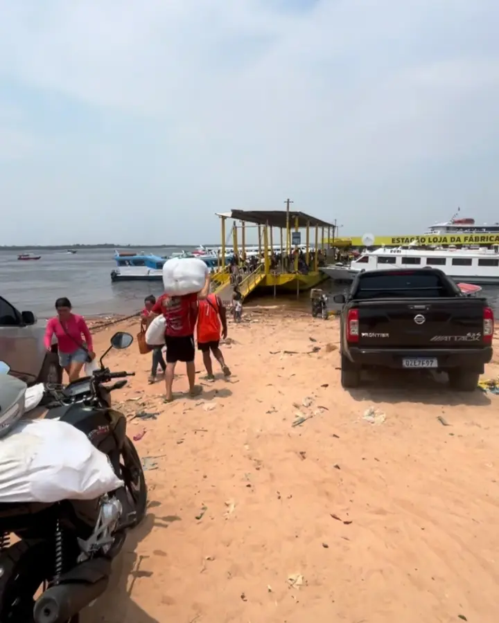 Pedidos sendo levados até o barco na beira do rio para envio ao interior