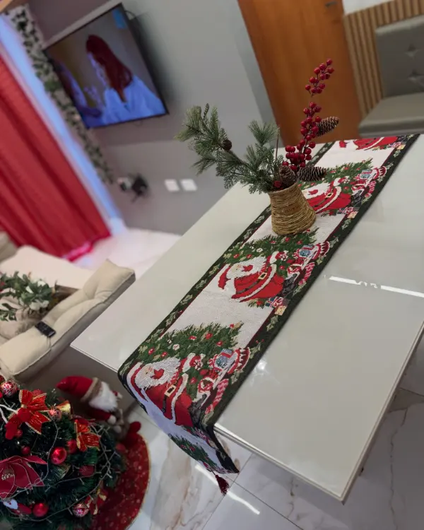 Trilho de mesa natalino sobre mesa decorada